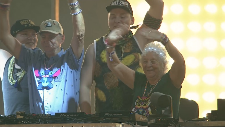 Above & Beyond suben al escenario a una pareja de ancianos a poner una canción