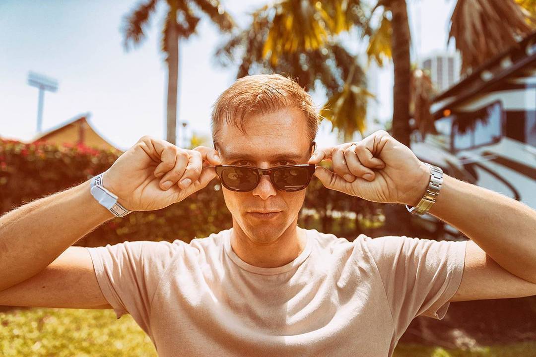 Armin van Buuren - Sunny Days